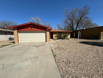 831 Swinging Spear Rd - Roswell, NM