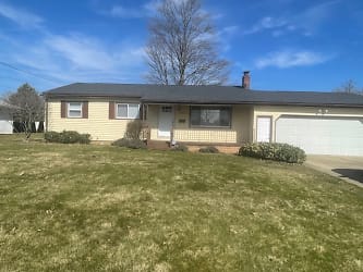 1850 Palo Verde Dr - Youngstown, OH