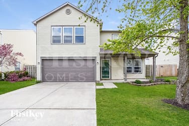 10023 Sapphire Berry Ln - Fishers, IN