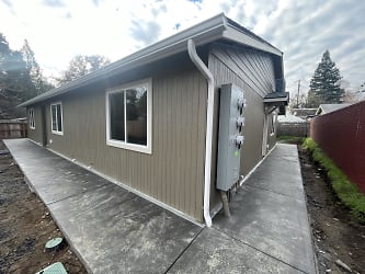 1216 Oak View Dr - Grants Pass, OR