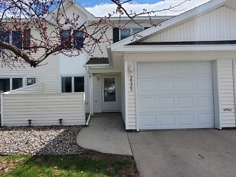 2525 S 40th St - Grand Forks, ND