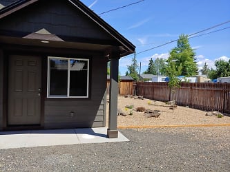 1422 NW 9th St - Redmond, OR