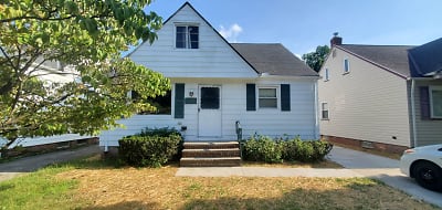 12414 Crest Ave - Garfield Heights, OH