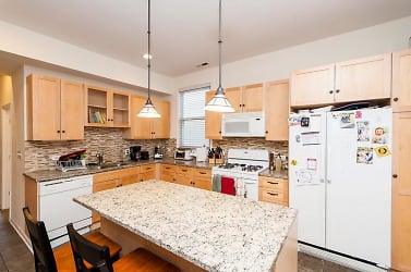 3216 N Kenmore Ave unit 2 - Chicago, IL