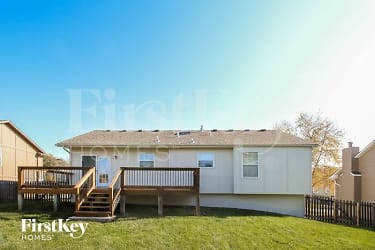 626 N Crest Dr - Raymore, MO