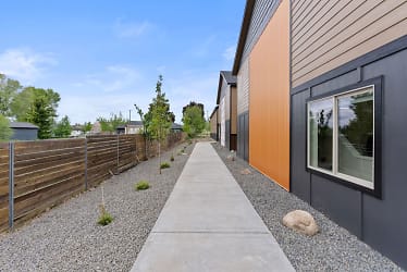Alki Townhomes 2-bedrooms, 1.5 Bathrooms - Spokane Valley, WA