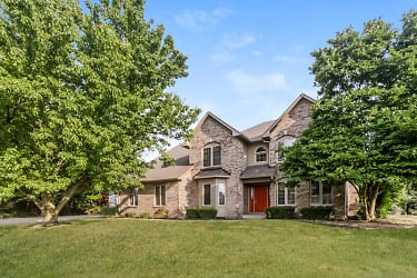 7638 Chestnut Hills Dr - Indianapolis, IN