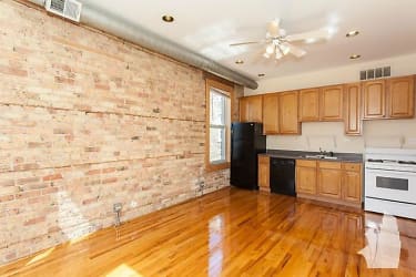 2450 N Southport Ave unit 104F - Chicago, IL