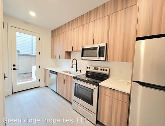 PRICES AS LOW AS $2.33/sqft! 1 MONTH FREE RENT! New Construction 2bd/1.5batth Units W/ Private Yards Apartments - Portland, OR