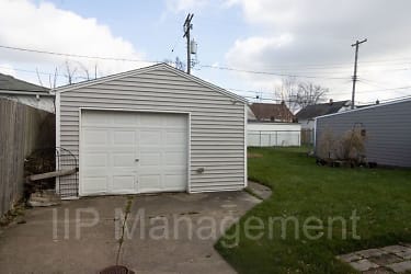 5223 W 50th St - Parma, OH