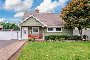 5 Stonecutter Rd - Levittown, NY