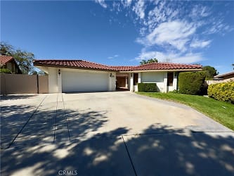 12930 Golf Course Dr - Victorville, CA
