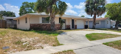 1620 Doubloon Dr - Holiday, FL