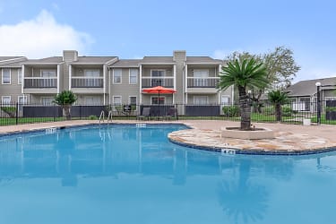 Royal Wildewood Manor Apartments - Clute, TX