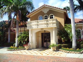 716 Villa Cir - Boynton Beach, FL