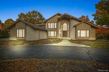 334 Sycamore Ct - Bloomfield Township, MI