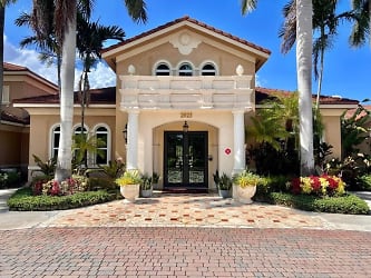 921 Villa Cir - Boynton Beach, FL