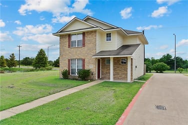 4001 Southern Trace Ct - College Station, TX