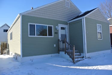 803 7th St NW - Minot, ND