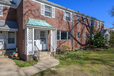 15 Manor Dr #15 - Red Bank, NJ