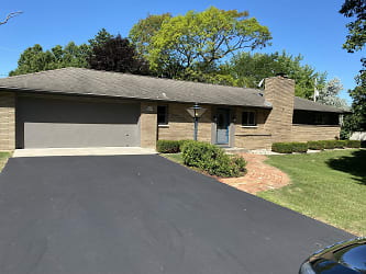 W126S6477 Chesterton Ct - Muskego, WI