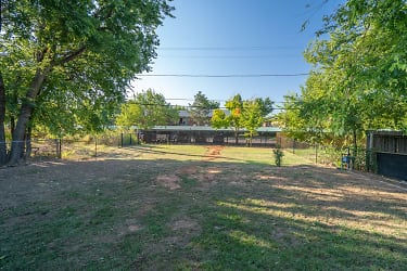 220 W Jacobs Dr - Midwest City, OK