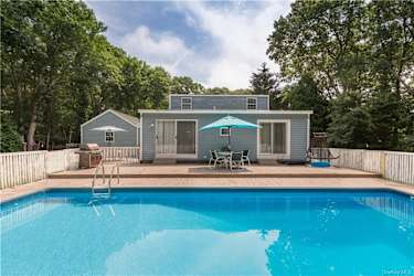 3 Percy Ave - Westhampton, NY