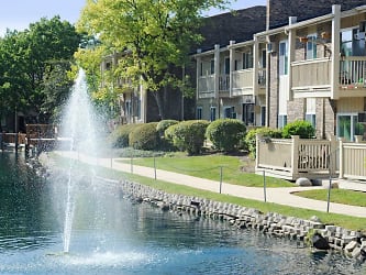 Natural Falls Resort Apartments - Woodridge, IL