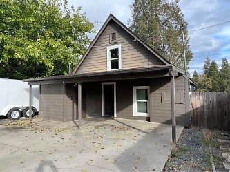 230 SW Spring St - Grants Pass, OR