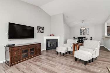 29785 Fox Run Cir - Warren, MI