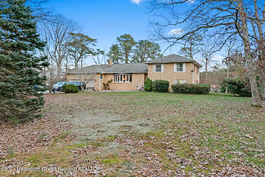 399 Golfview Dr - Stafford Township, NJ