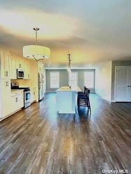 221 Eastview Dr #13 - Central Islip, NY