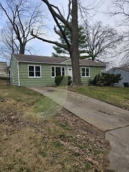 302 N Peck Dr - Independence, MO