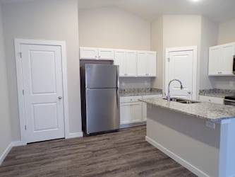652 E Martens Ct - Goddard, KS