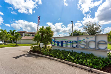 Channelside Contemporary Living Apartments - Fort Myers, FL