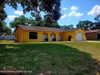 2284 Canfield Dr - Spring Hill, FL