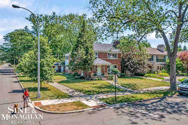798 Harcourt Rd - Grosse Pointe Park, MI