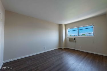8740 Owensmouth Ave #15 - Los Angeles, CA