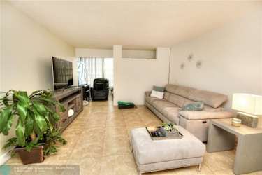 8401 Lagos De Campo Blvd - Tamarac, FL