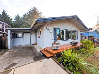 3040 SE Dune Ave - Lincoln City, OR