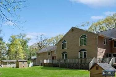 15 Old Oak Dr - Mahwah, NJ