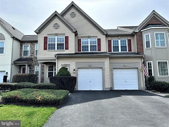 202 Shannon Ct - Warminster, PA