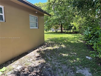 810 NW 40th St #1-3 - Oakland Park, FL