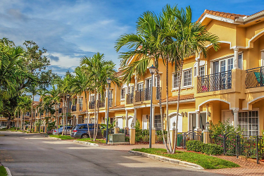 Royal Oaks Townhomes Apartments - Hollywood, FL