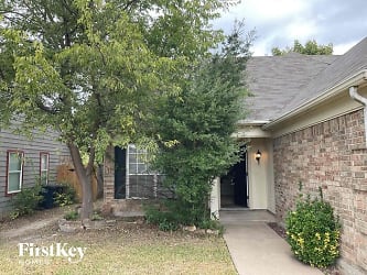 4613 Feathercrest Drive - Fort Worth, TX