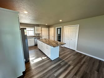 2813 Jeffrey Dr NW - Minot, ND