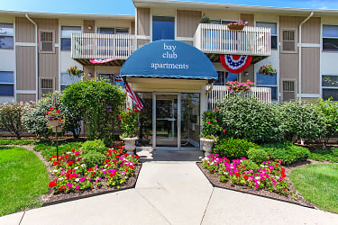 Bay Club Apartments - Willowick, OH