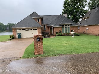 1391 Fox Chase Dr - Southaven, MS