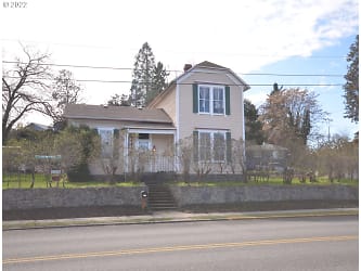526 W 3rd Pl - The Dalles, OR