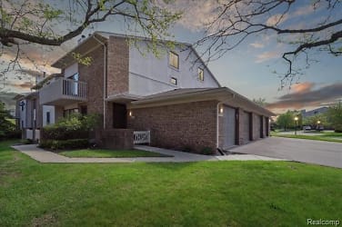 6677 Maple Lakes Dr - West Bloomfield, MI